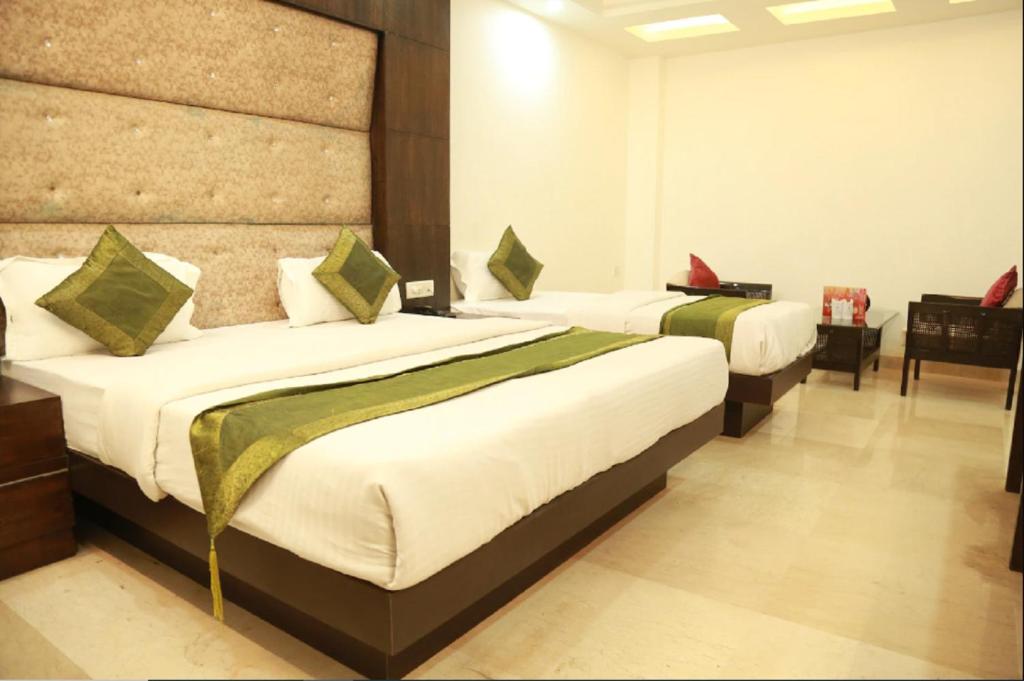 Hotel City Heights 5 min walk From New Delhi Railway Station