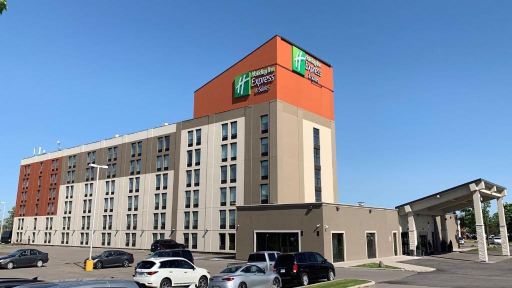 Holiday Inn Express & Suites Toronto Airport West