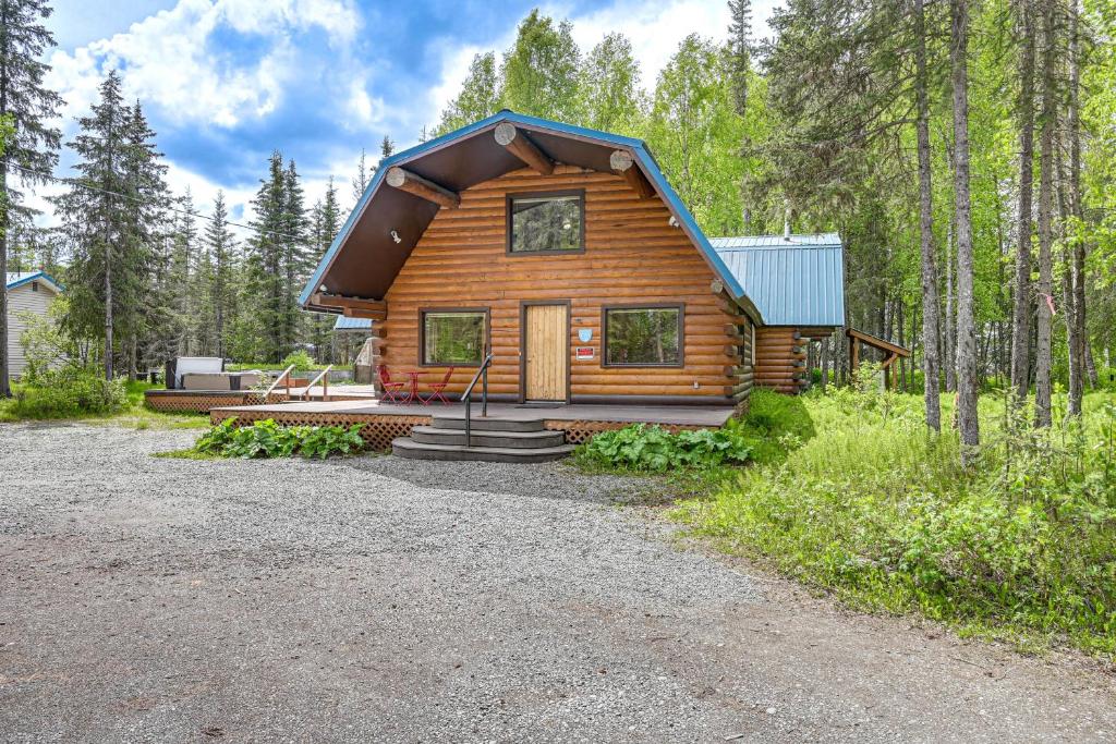 Roomy Log Cabin with Hot Tub, Walk to Kenai River!