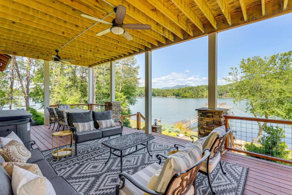 Lakefront Hiawassee Gem Boat Dock with Rooftop Deck