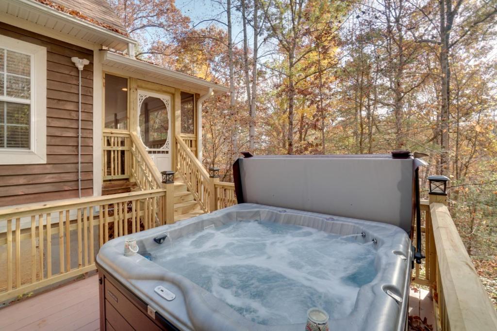 Forest Cottage with Hot Tub, Walk to Lake Chatuge!