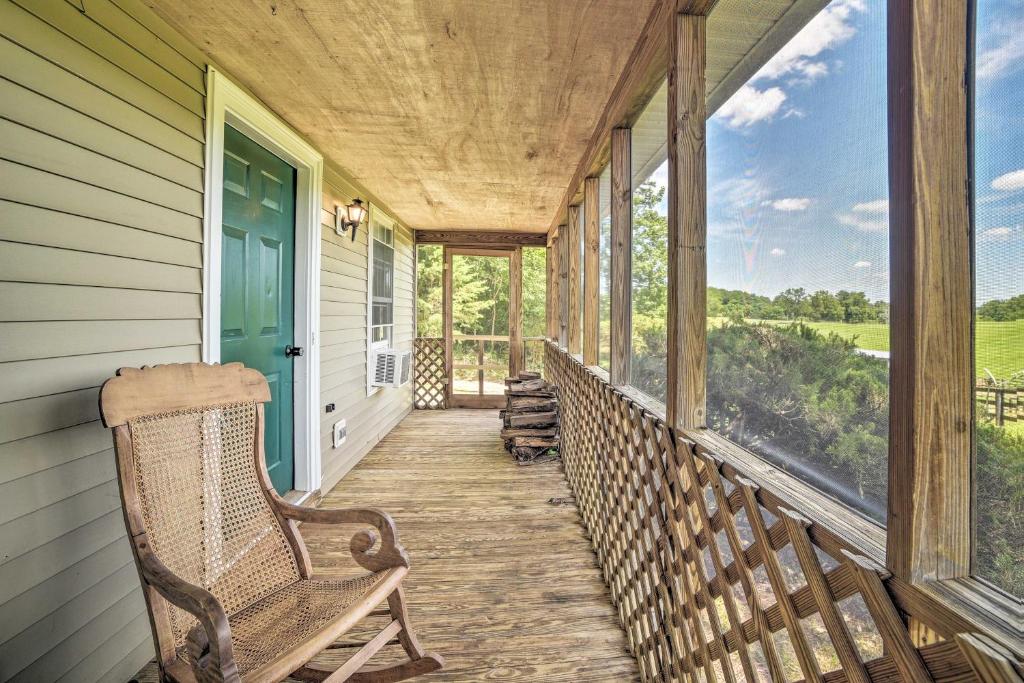 Cozy Rixeyville Cottage with Deck, Grill, and Stabling