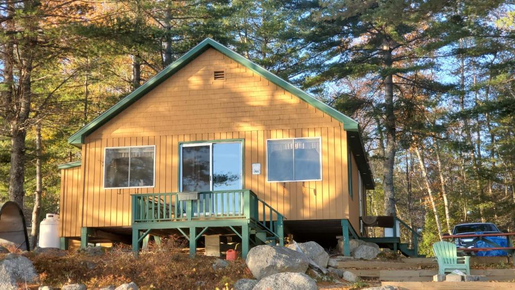 Beautiful lakefront cottage, Ambajejus Lake