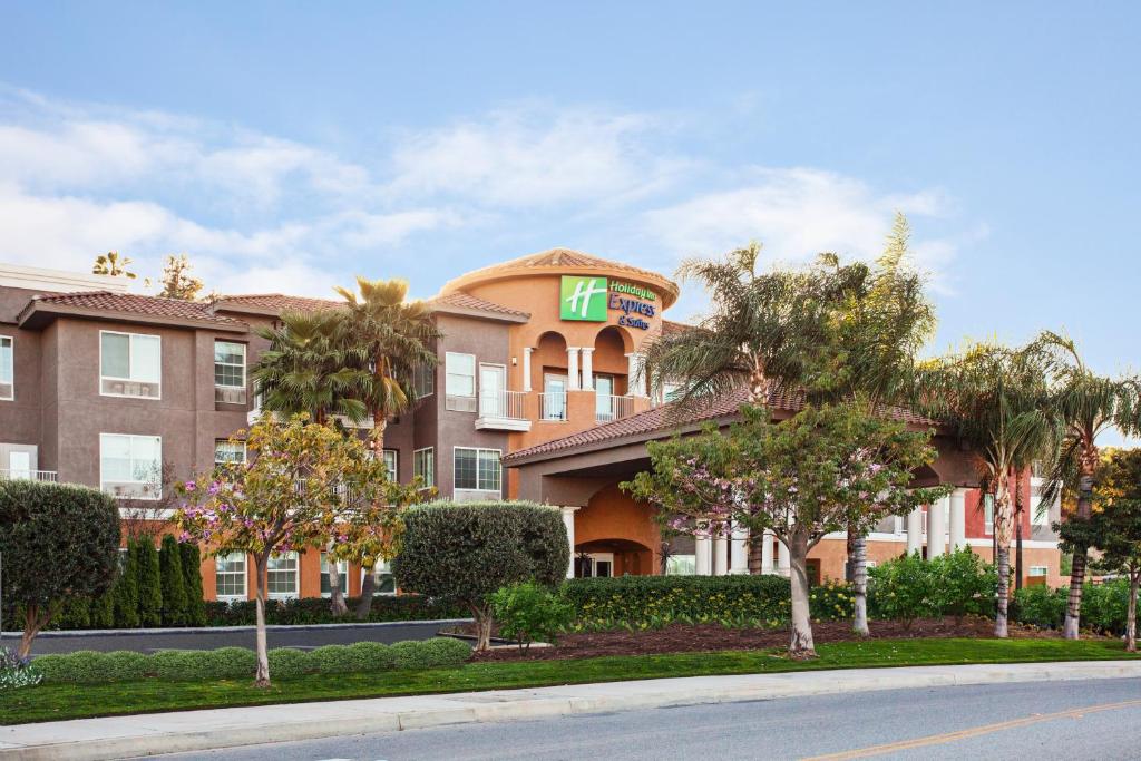 Holiday Inn Express & Suites Corona, an IHG Hotel