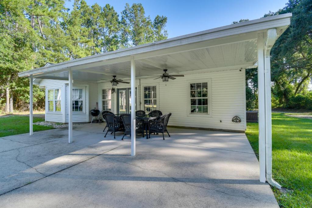 Peaceful Fairhope Cottage with Covered Patio!