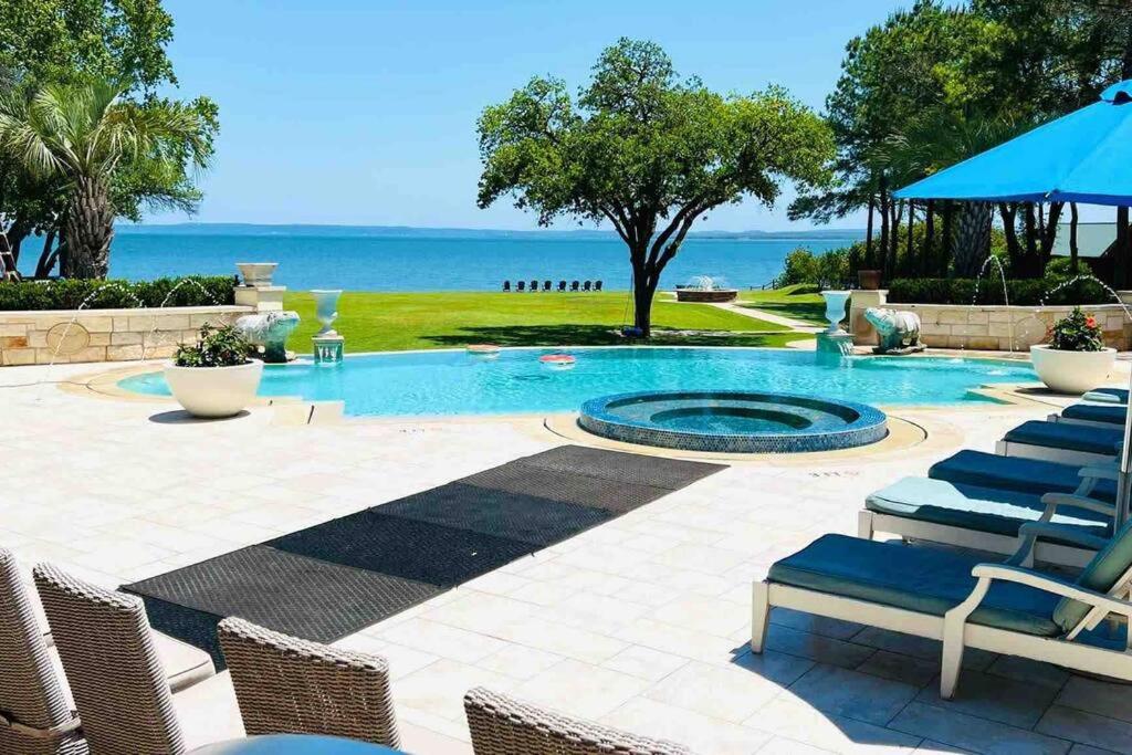 Beautiful lakefront private resort home, Lake LBJ