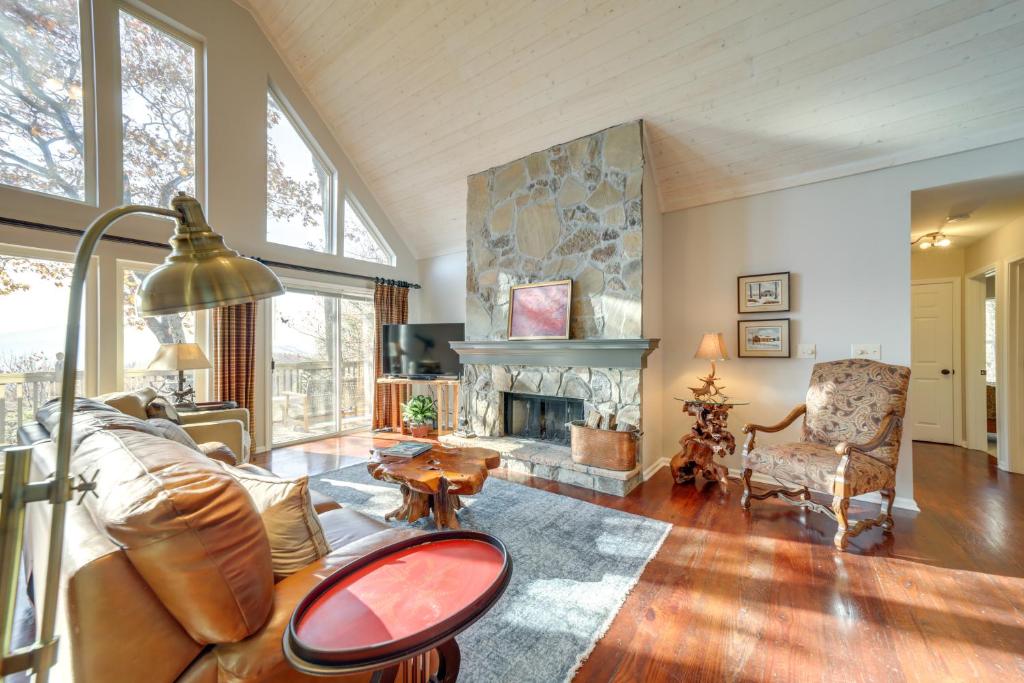 Sapphire Cabin with Screened Porch and Mountain View!