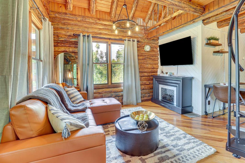 Peaceful Creekside North Studio with Fire Pit