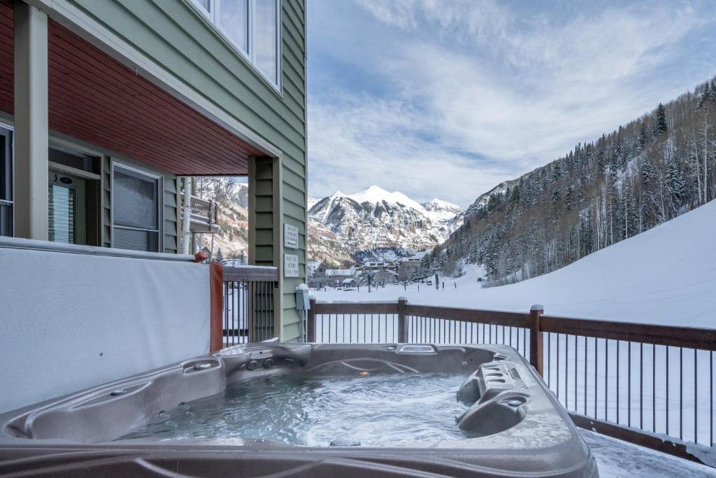 Etta Place 1 by AvantStay Ski In Ski Out Unit w Views of the Slopes