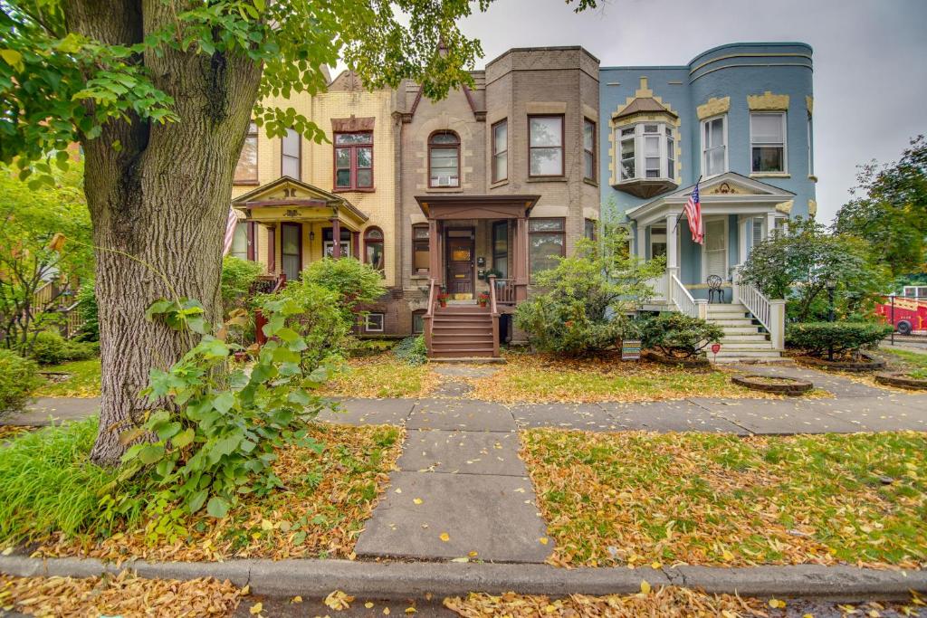 Historic Townhome in Oak Park with Backyard!